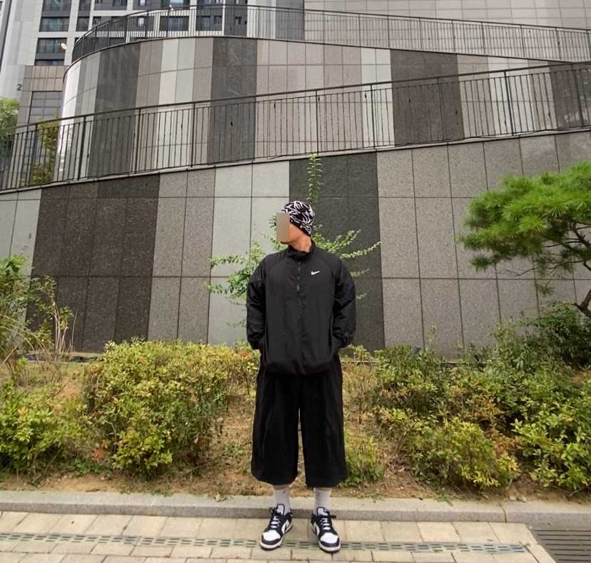 데일리룩('26. 9. 15.)팍스 브랜치 자카드 비니, 나이키 스투시 나투시 아노락, 무신사스탠다드 무신사 와이다 버뮤다 팬츠, 나이키 삭스 양말, 나이키 덩크로우 레트로 범고래