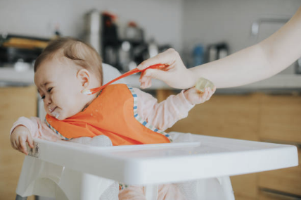 이유식을 거부하는 아기 모습