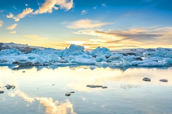 아이슬란드 레이캬비크에서 혼자 여행하는 여성