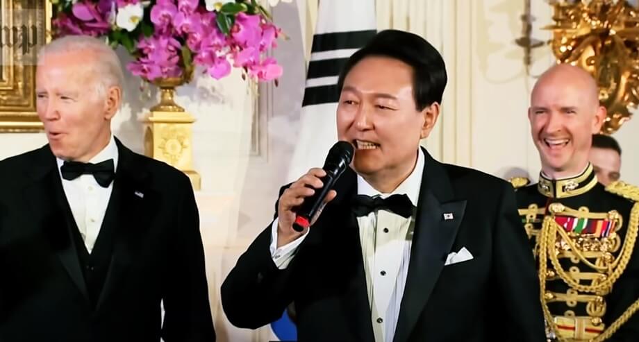 백악관 : 조바이든, 윤석열대통령사진, 윤대통령이 노래를 부르고 있는 장면