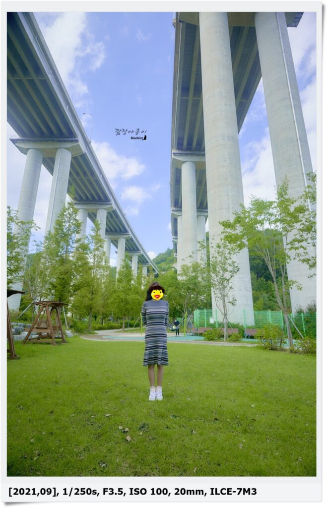 기장 용소웰빙공원 위를 지나는 동해고속도로 용소교 풍경