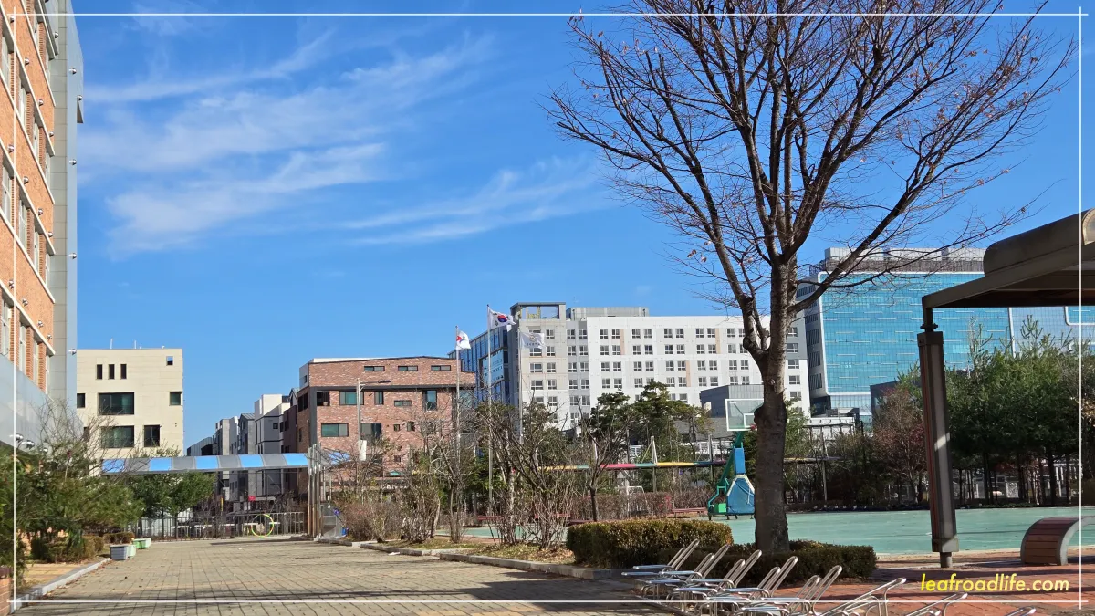 폴리스-봉사-하면서-바라본-학교모습