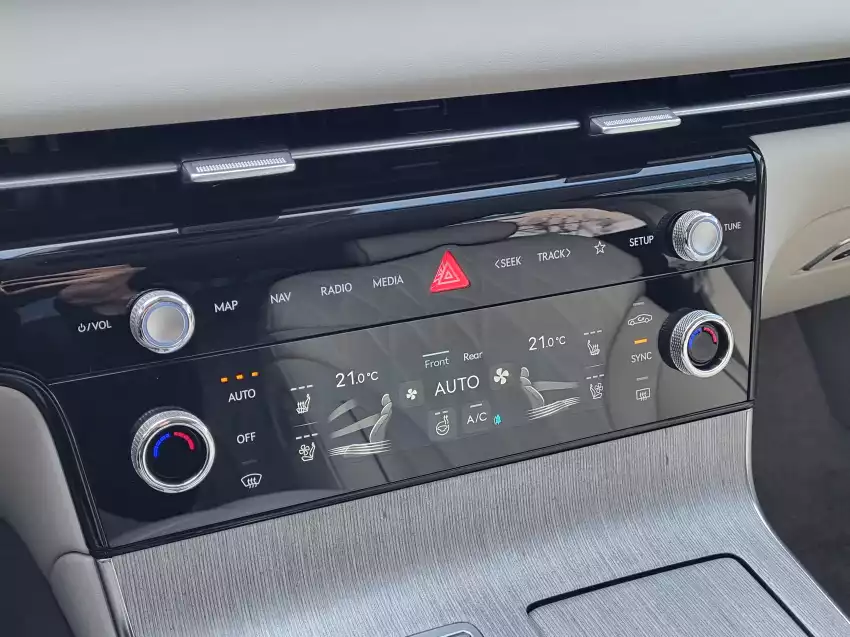 2024 G80 2.5T의 에어 벤트 및 공조기 구성은 이렇습니다.