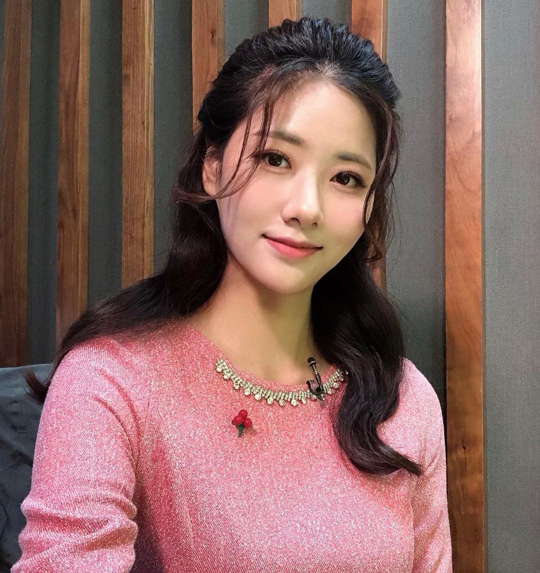 김규리 기상캐스터 원피스 방송 패션 이미지