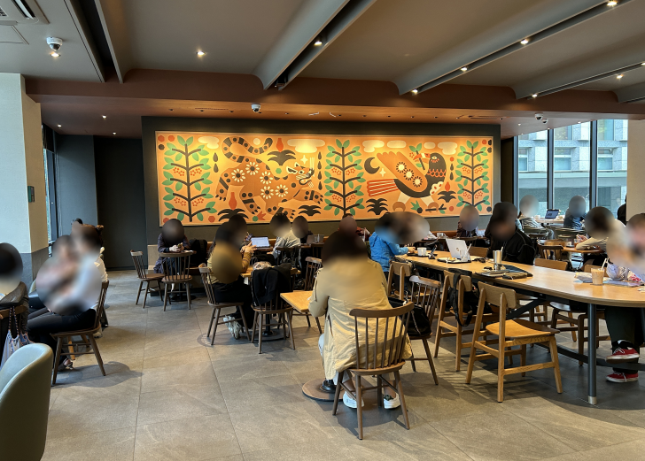 스타벅스-광화문점-내부-2층