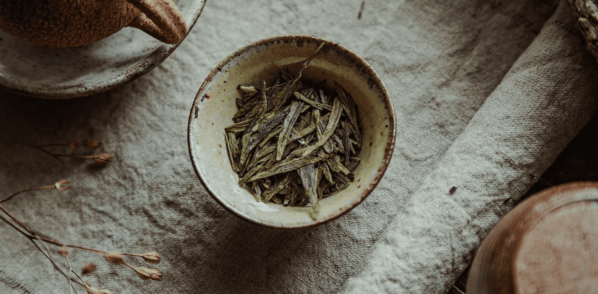 찻잔 속에 찻잎이 가득 담겨 있다