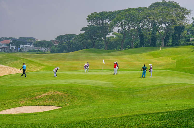 그린에서 많은 사람들이 퍼팅을 기다리느 모습