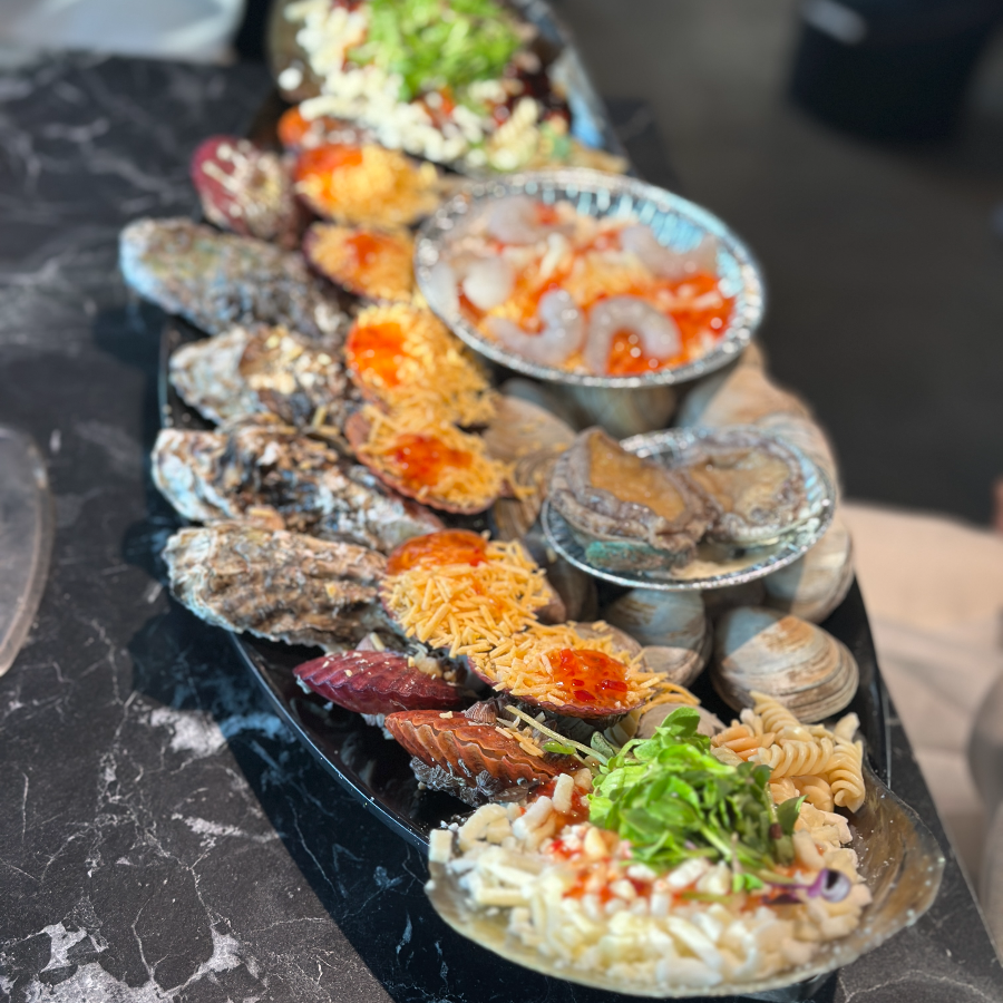 긴 접시에 여러종류의 조개가 이쁘게 담겨져 있다