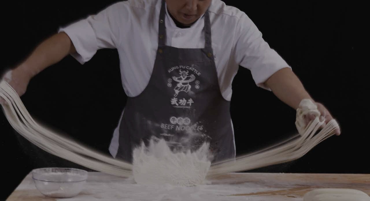 수타면을 뽑는 장인의 손길. [ⓒ네이버 플레이스 &lsquo;쿵푸카우수타우육면 본점&rsquo;]