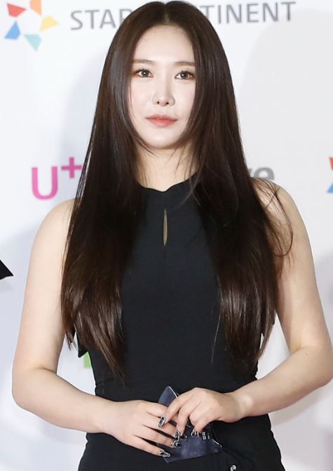 브레이브걸스-민영-행사장에서-사진포즈를-취하고있다