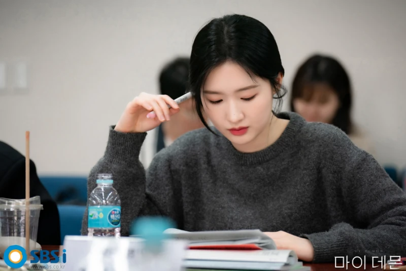 진한 회색 상의를 입고 있는 드라마 마이 데몬의 진가영