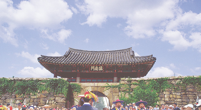 2025 서산해미읍성축제, 600년 성곽에서 펼쳐지는 시간 여행!