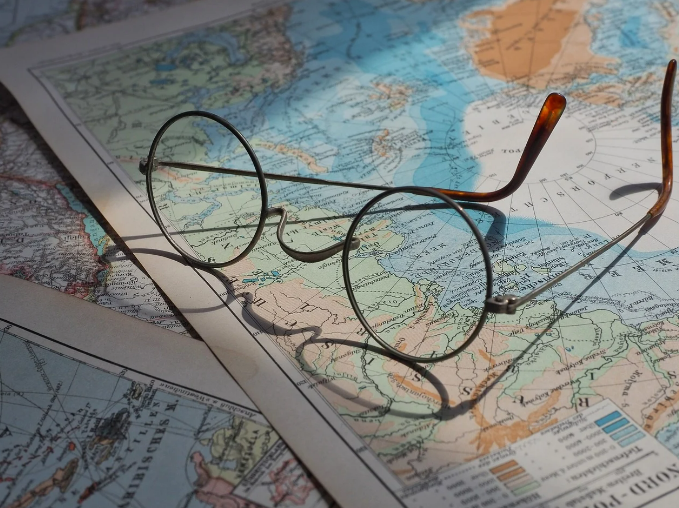 동양과 서양의 안경 종류 사진