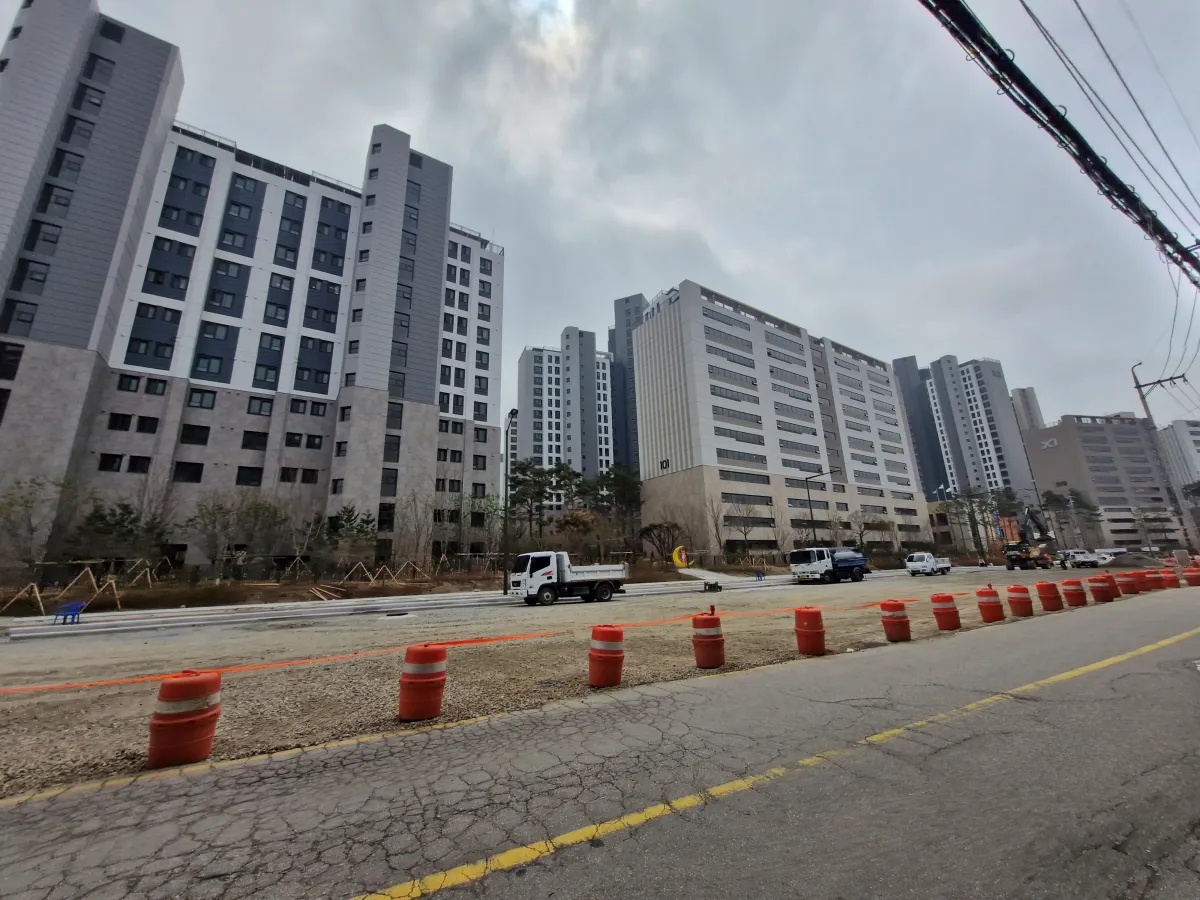 공원에서-바라보고-있는-신축아파트