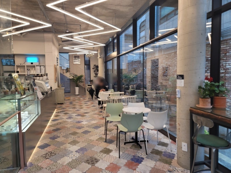 신논현역 카페 프레임 바이로찌 강남역 대형카페