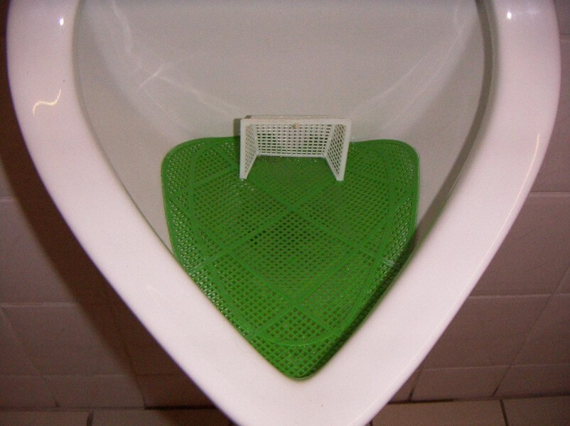 남자화장실 변기에 있는 거름대