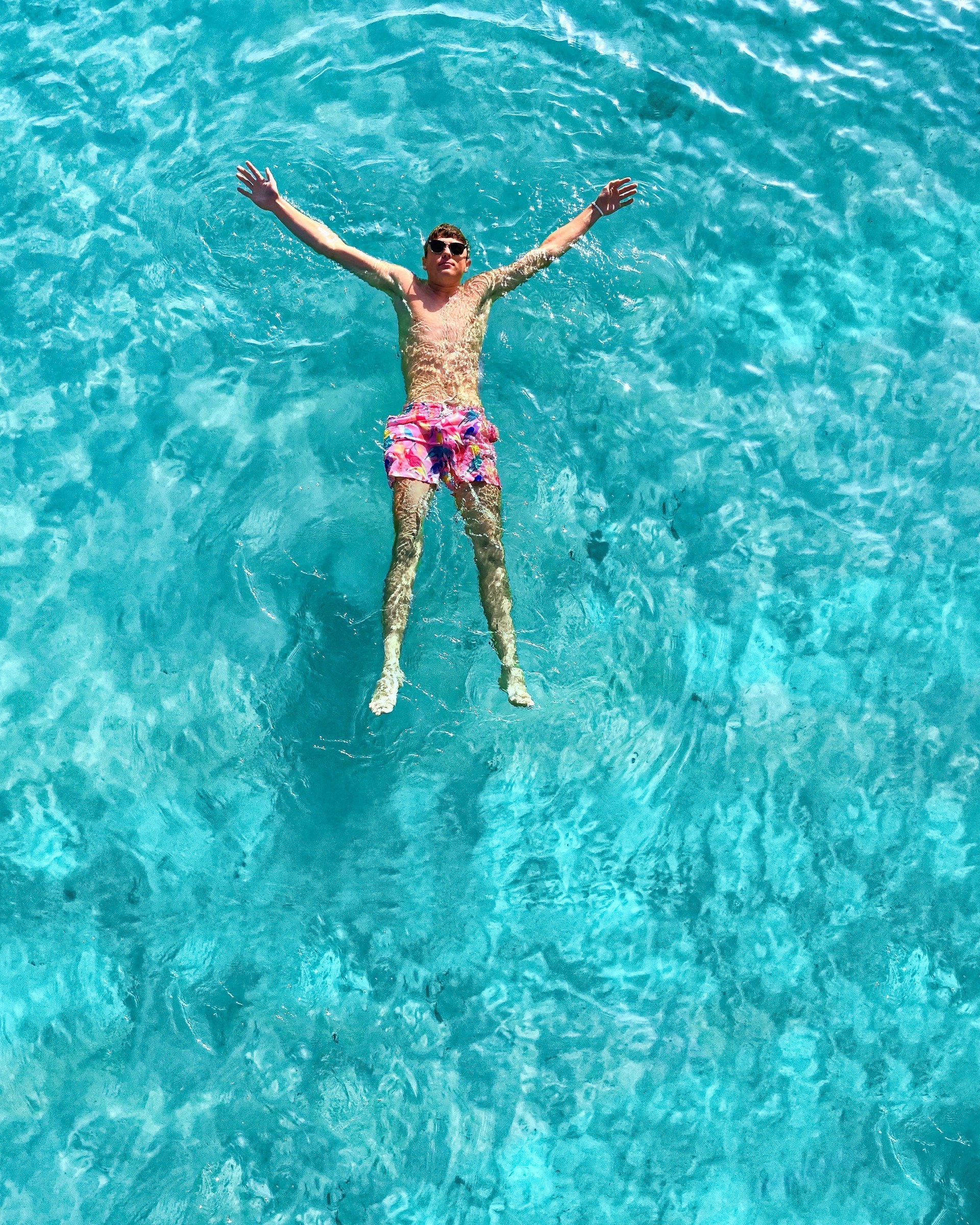 수영장 물 위에 떠있는 남자