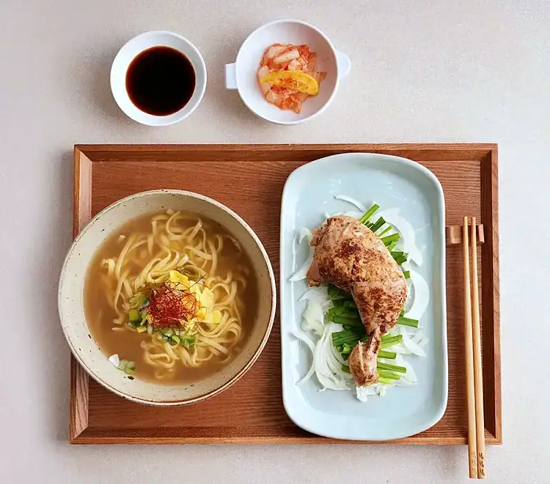 줄서는식당 한혜진 추천 옥수수면 부드러운 닭다리 살 조합 얼큰 우사골옥면, 들기름 비빔옥면, 닭무침, 냉옥면 맛있는 식당 강남구청 논현동 맛집 소개