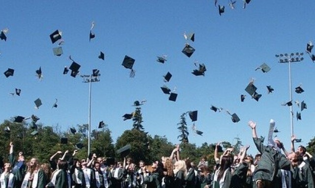 미국 졸업식의 전통인 사각모를 하늘로 던져 올리는 ‘캡 쓰로잉(cap-throwing)