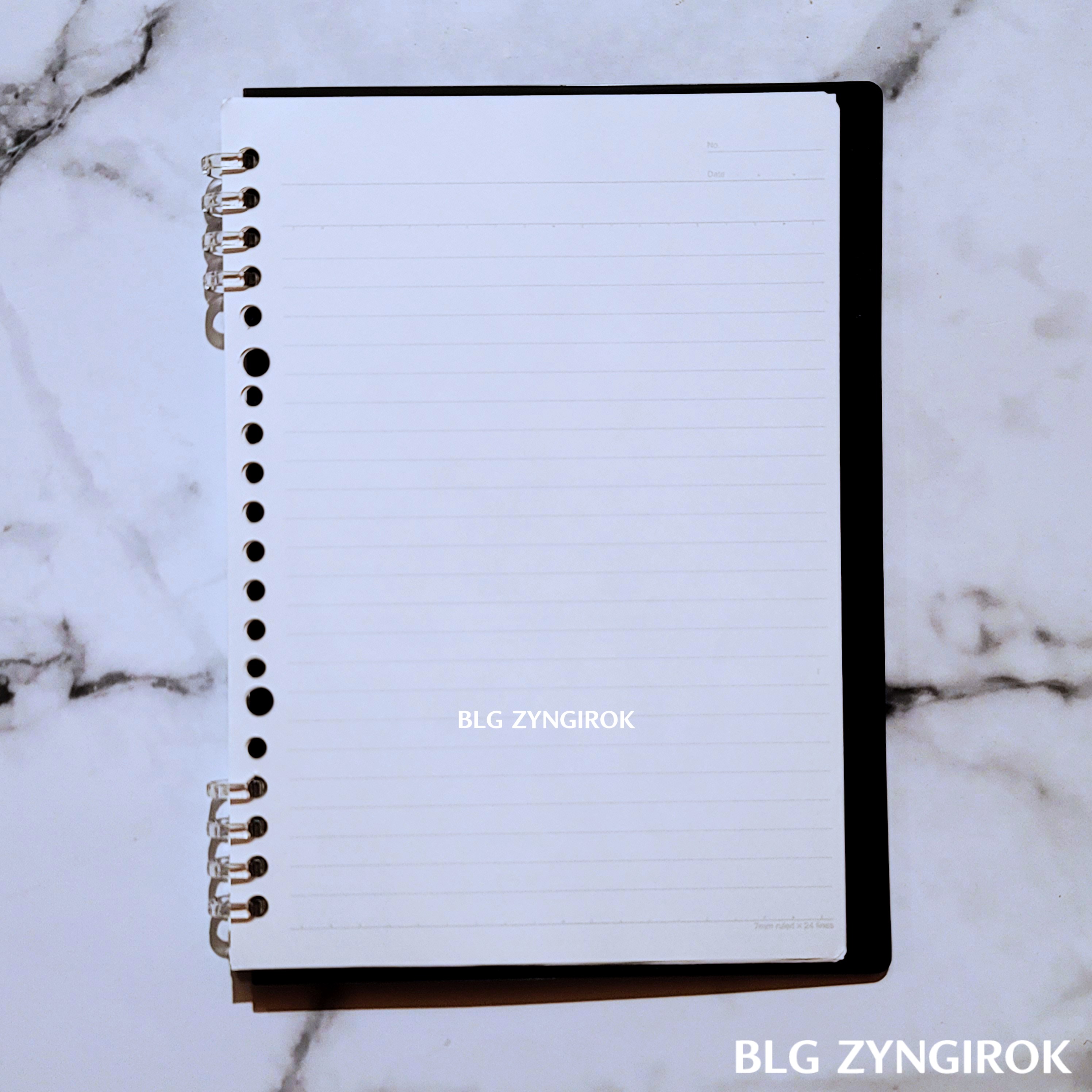 350도-펼쳐져-테이블-위에-놓여있는-바인더-모습이다.