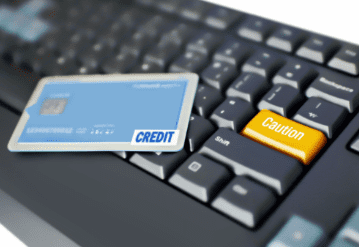 키보드 위에 놓여 있는 신용카드