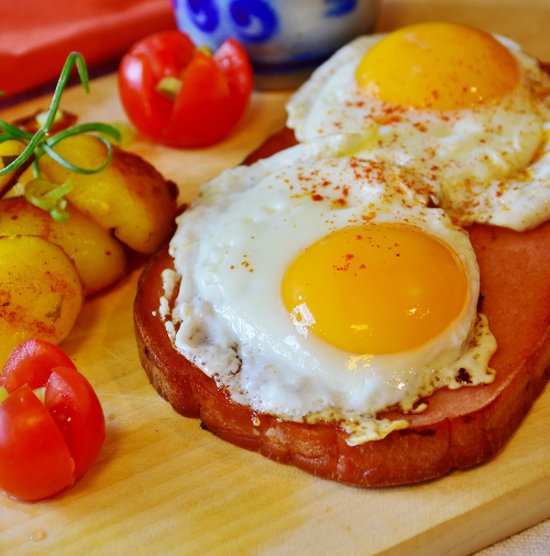 익힌 토마토 위에 계란찜을 올린 사진