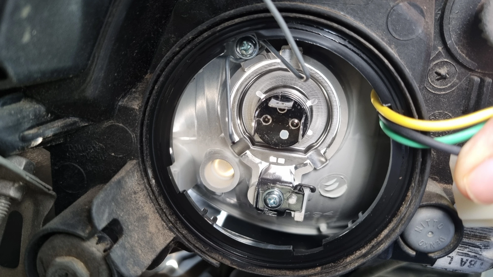 상향등 고정 클립 해제 모습