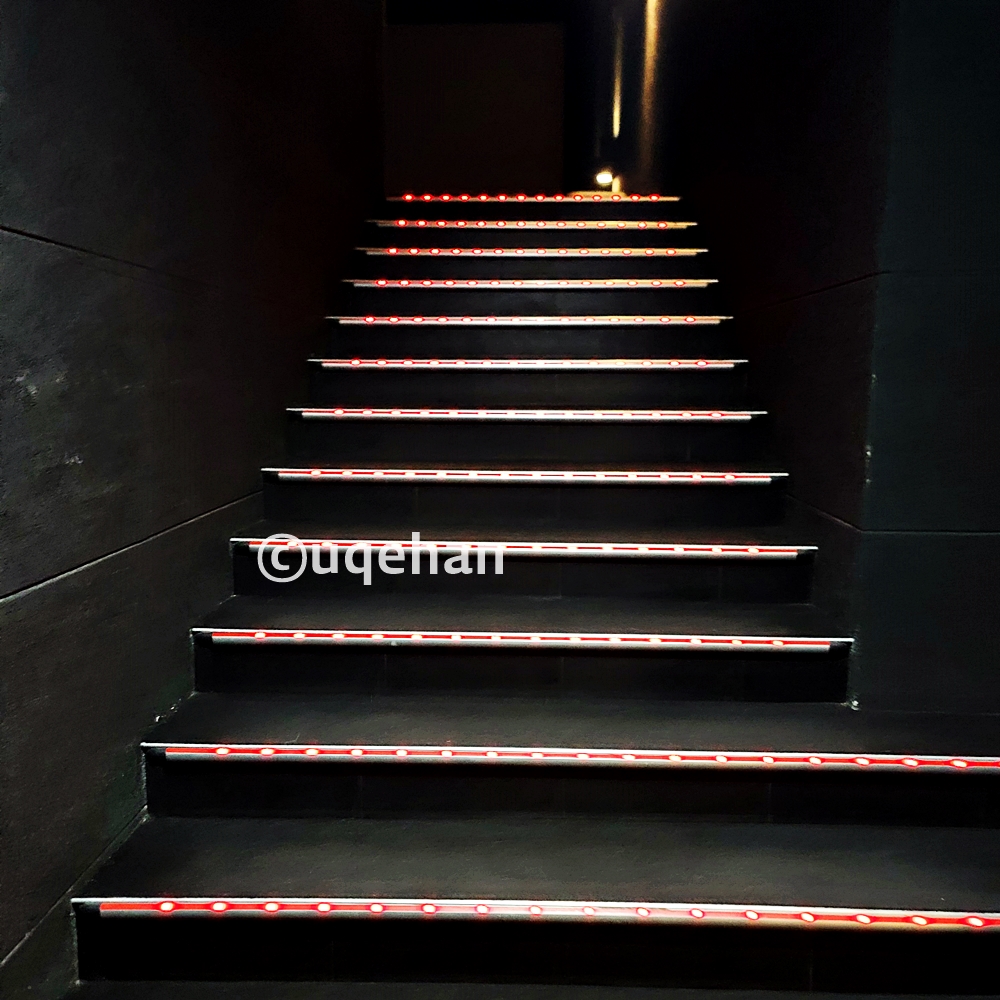 동두천 CGV 상영관으로 들어가는 계단 사진이다.