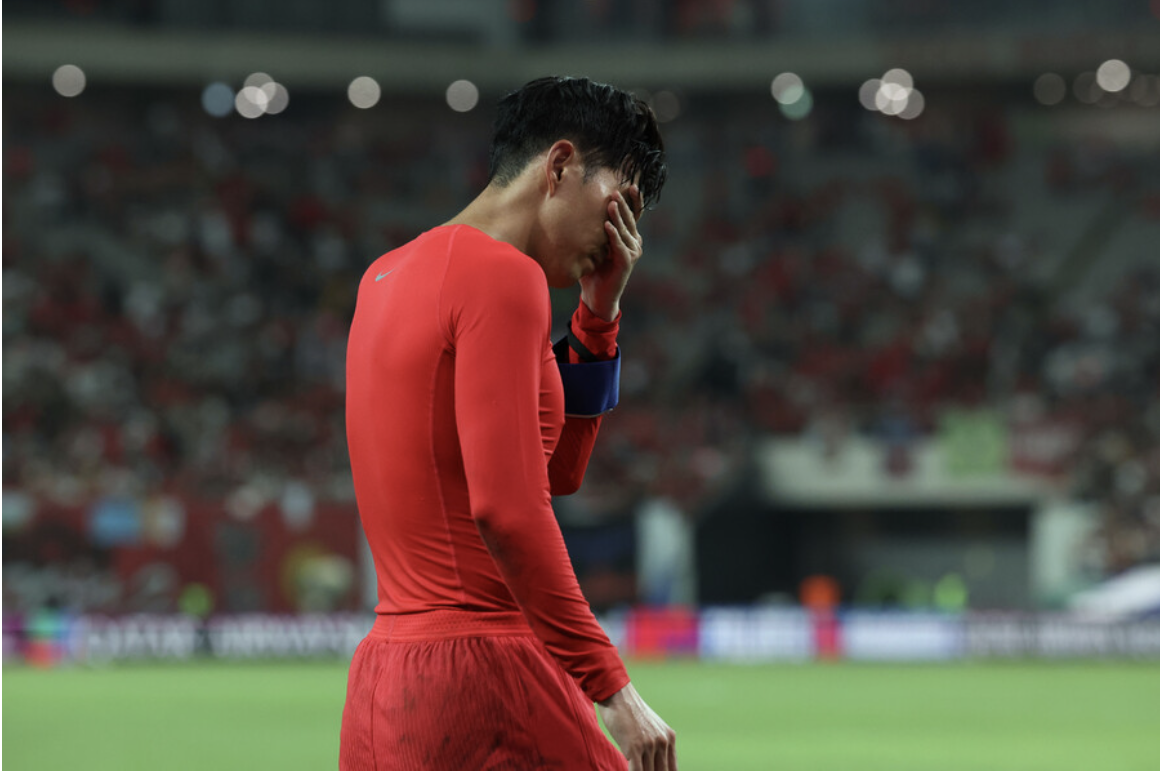 팔레스타인 경기 아쉬워하는 손흥민선수 이미지