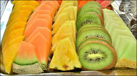 파인애플&amp;#44; 키위 등이 놓인 접시