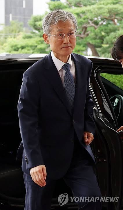 출근하는 조희대 대법원장