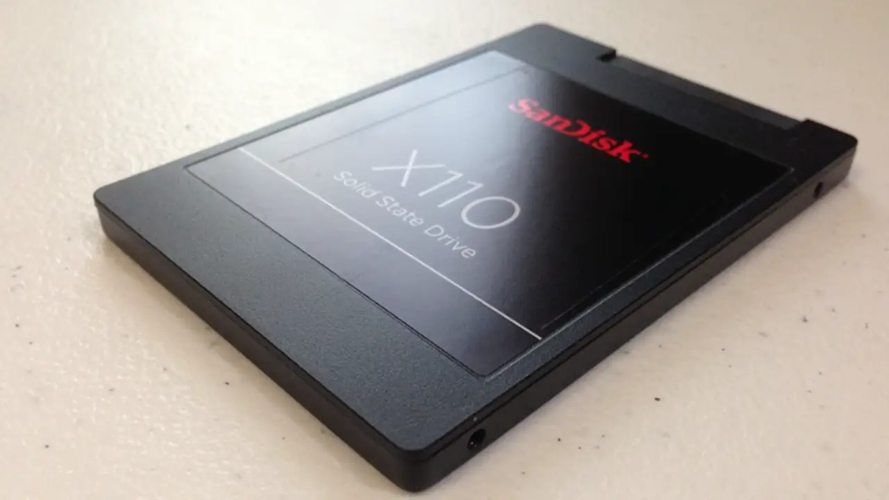 2. SSD (Solid State Drive)