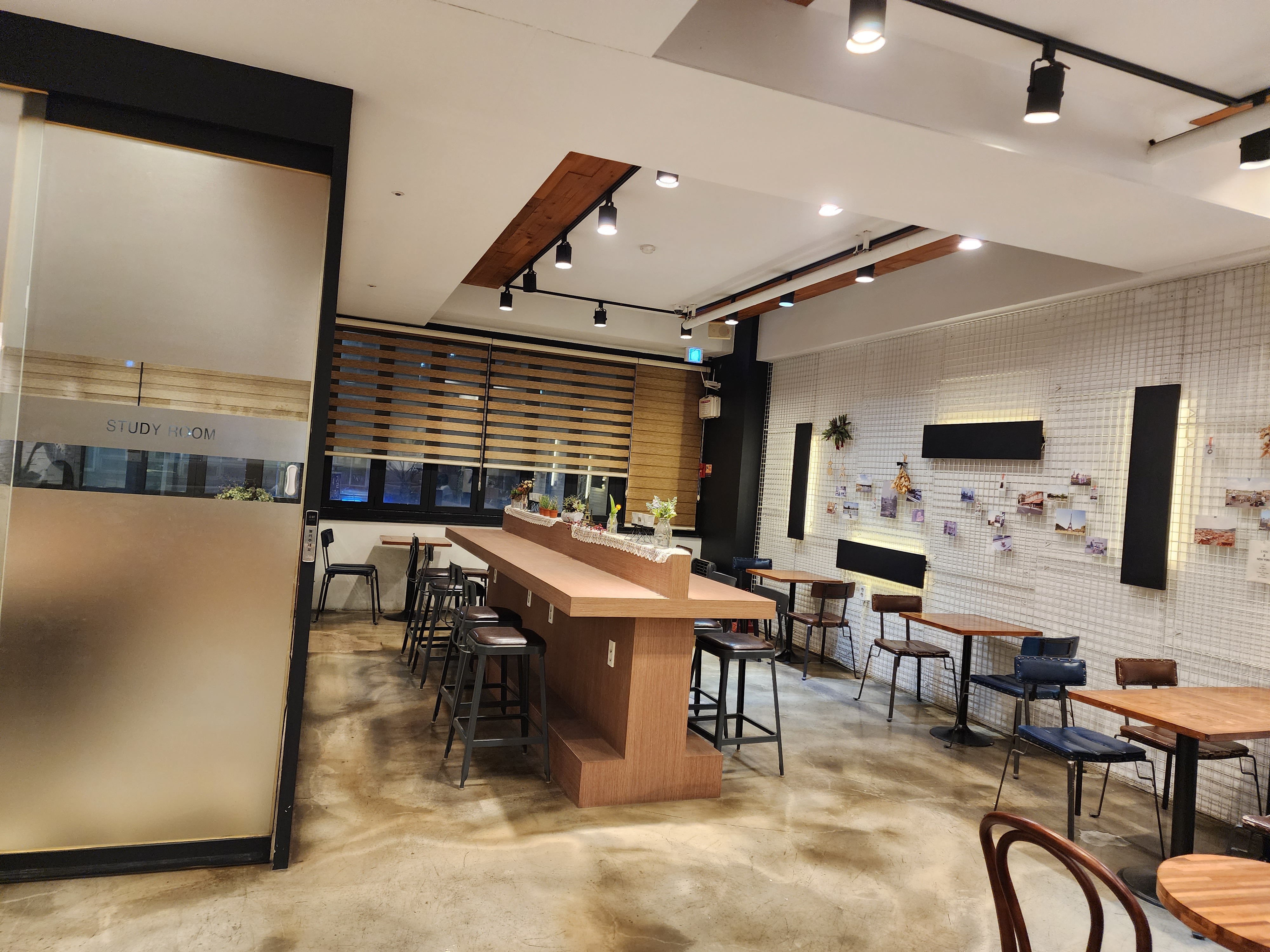 아띠랑스 카페 2층