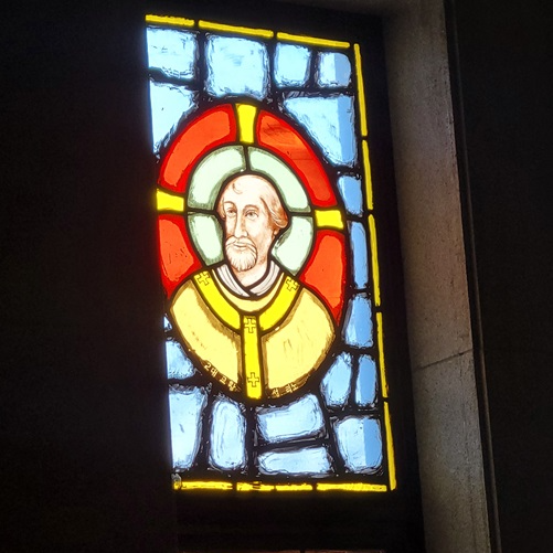 서울 혜화동성당 안에 있는 성 리노 2대 교황 스테인드글라스입니다.