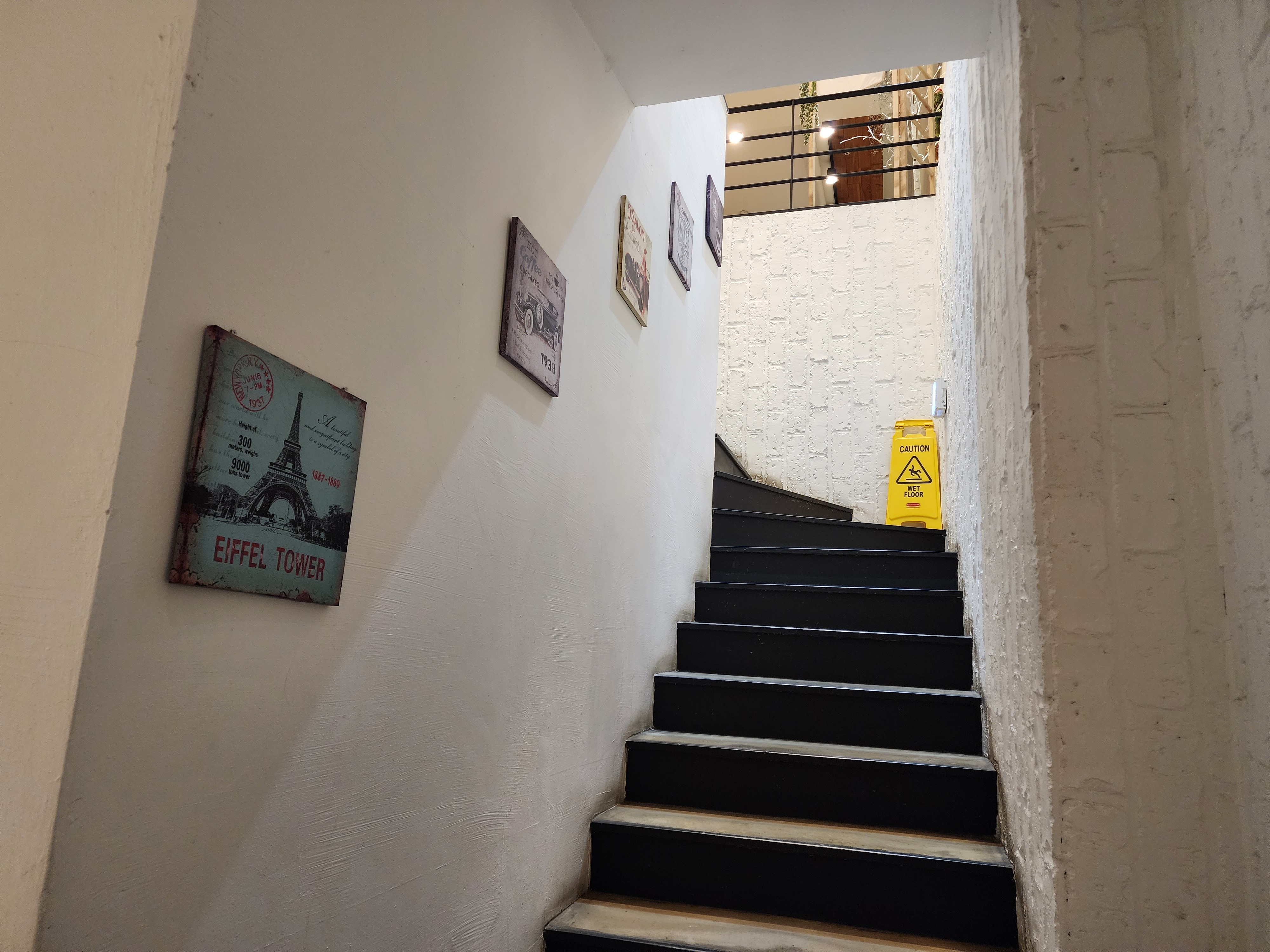 아띠랑스 카페 2층으로 가는 계단