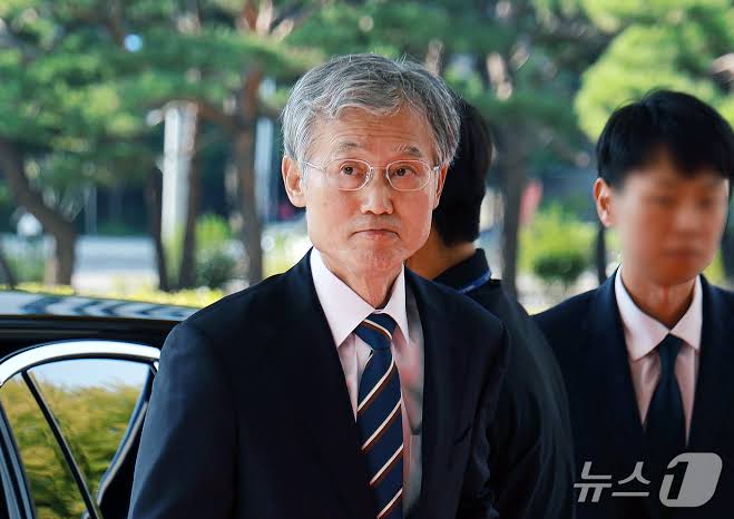 출근하는 조희대 대법원장