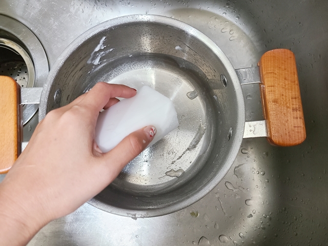 매직스펀지로 스테인레스를 문지르는 모습