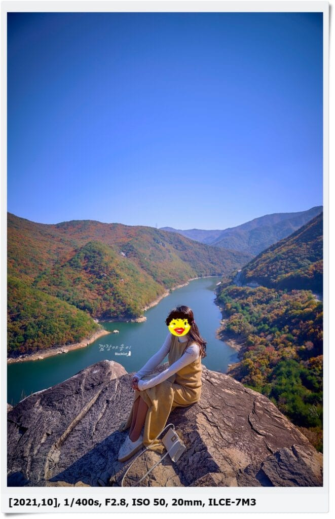 밀양호 물줄기를 배경으로 촬영한 가을 인물 사진