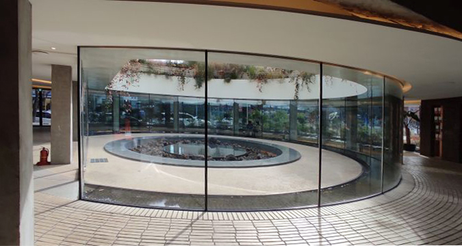 1층에서 유리창으로 볼수있는 수경공간
