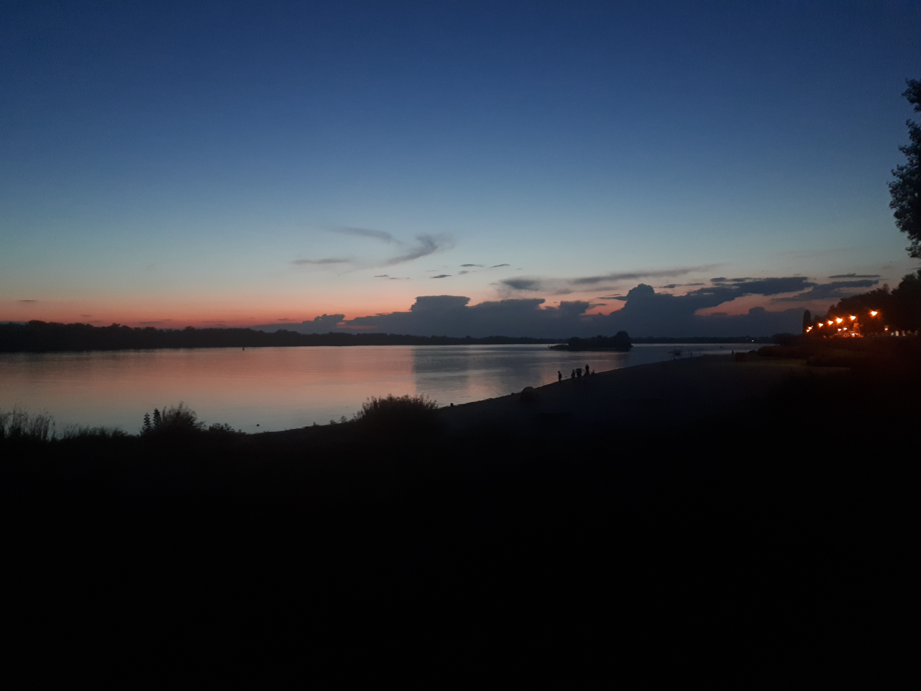 우크라이나 크레멘추크 드니프로 강변의 노을