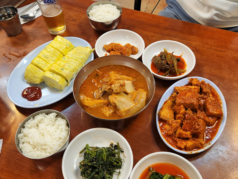 계란말이와-김치찌개와-제육볶음