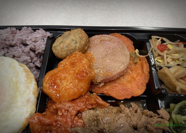 CU 편의점 백종원 제대로한판 백반한판 도시락 2023년 4월 반찬 구성(해물 잡체 완자, 치킨 너겟, 계란 옷 입은 통통 소시지, 알찬 김치전)