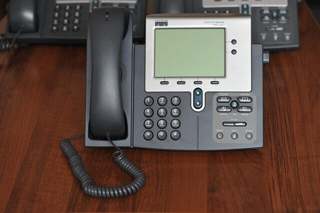 나무책상 위 Cisco Ip Phone