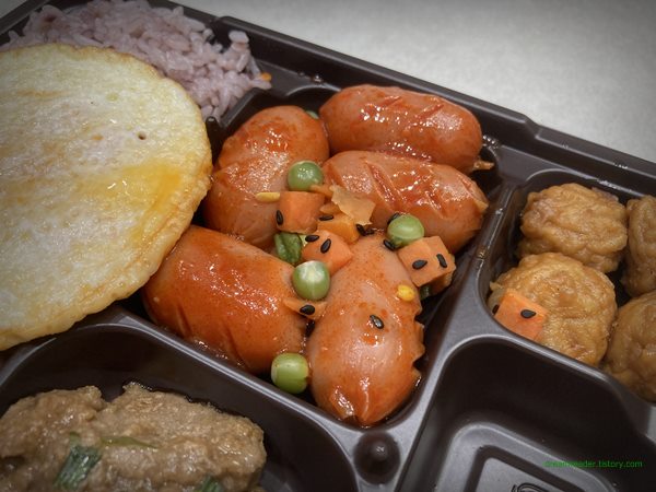 GS25 편의점 혜자로운 집밥 통통쏘야 & 불고기 도시락 2023년 7월 반찬 구성(프랑크 소시지)