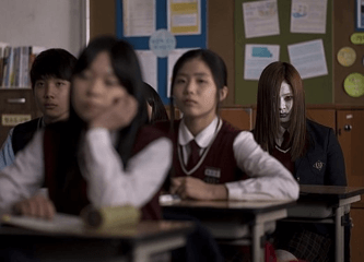 교실에서-학생-뒷자리에-까만-소복을-입은-귄신