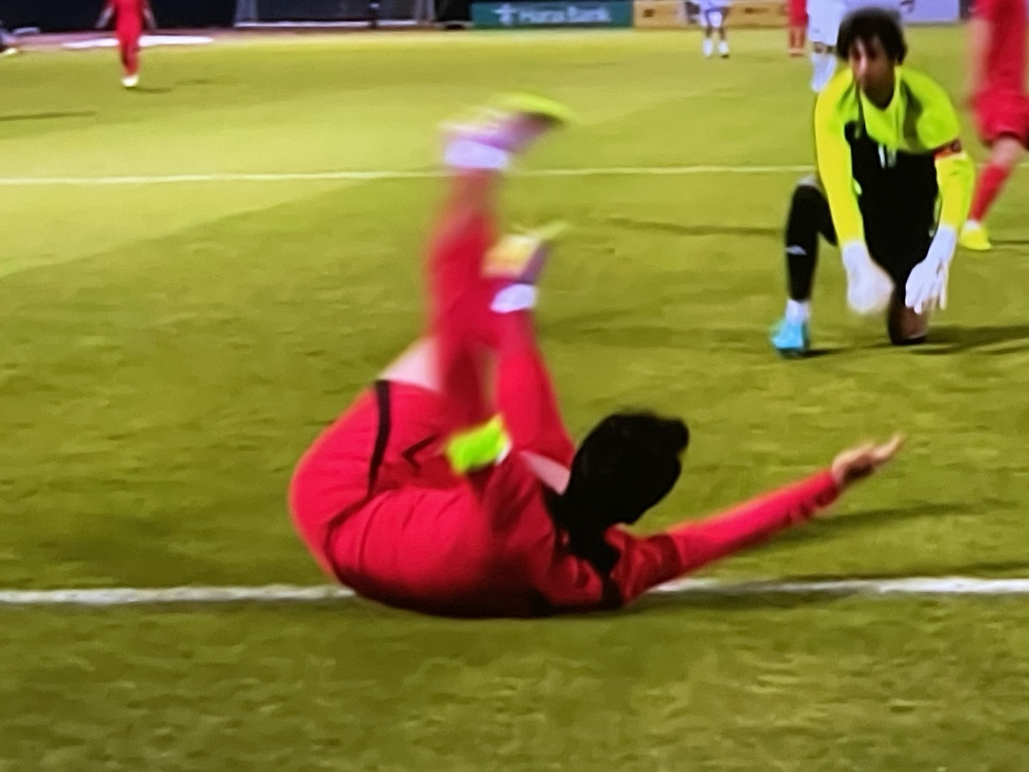 손흥민선수와 이라크 골키퍼선수 경기모습