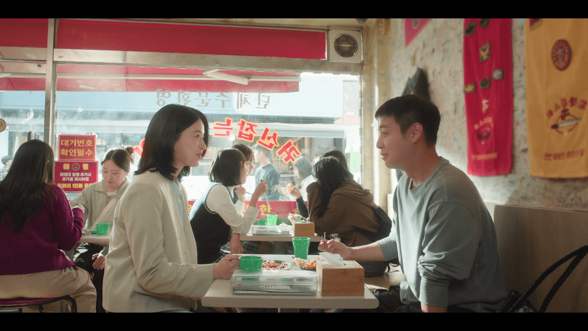 tvn 티빙 오리지널 취사병 전설이 되다 5화 박지훈과 전소영이 유명 떡볶이 맛집 앞에서 웨이팅을 하는 데이트 신