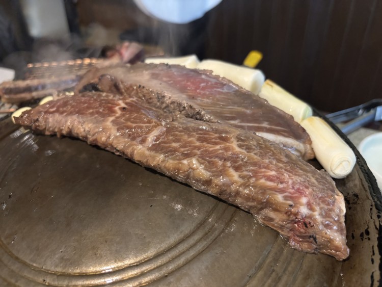 불판 위에 올려진 우대갈비 살코기