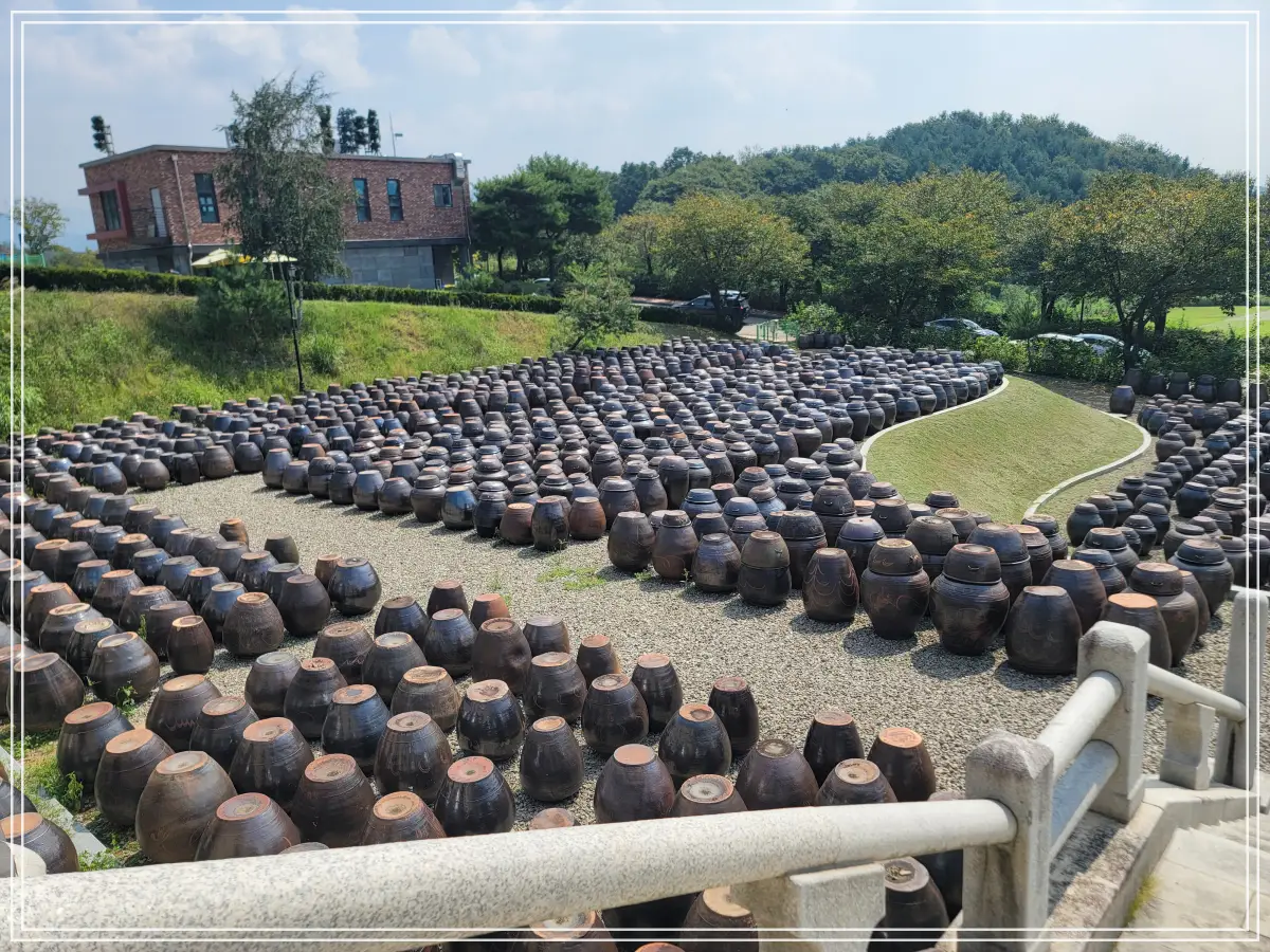 연천-세라비-한옥카페-계단-우측-장독대