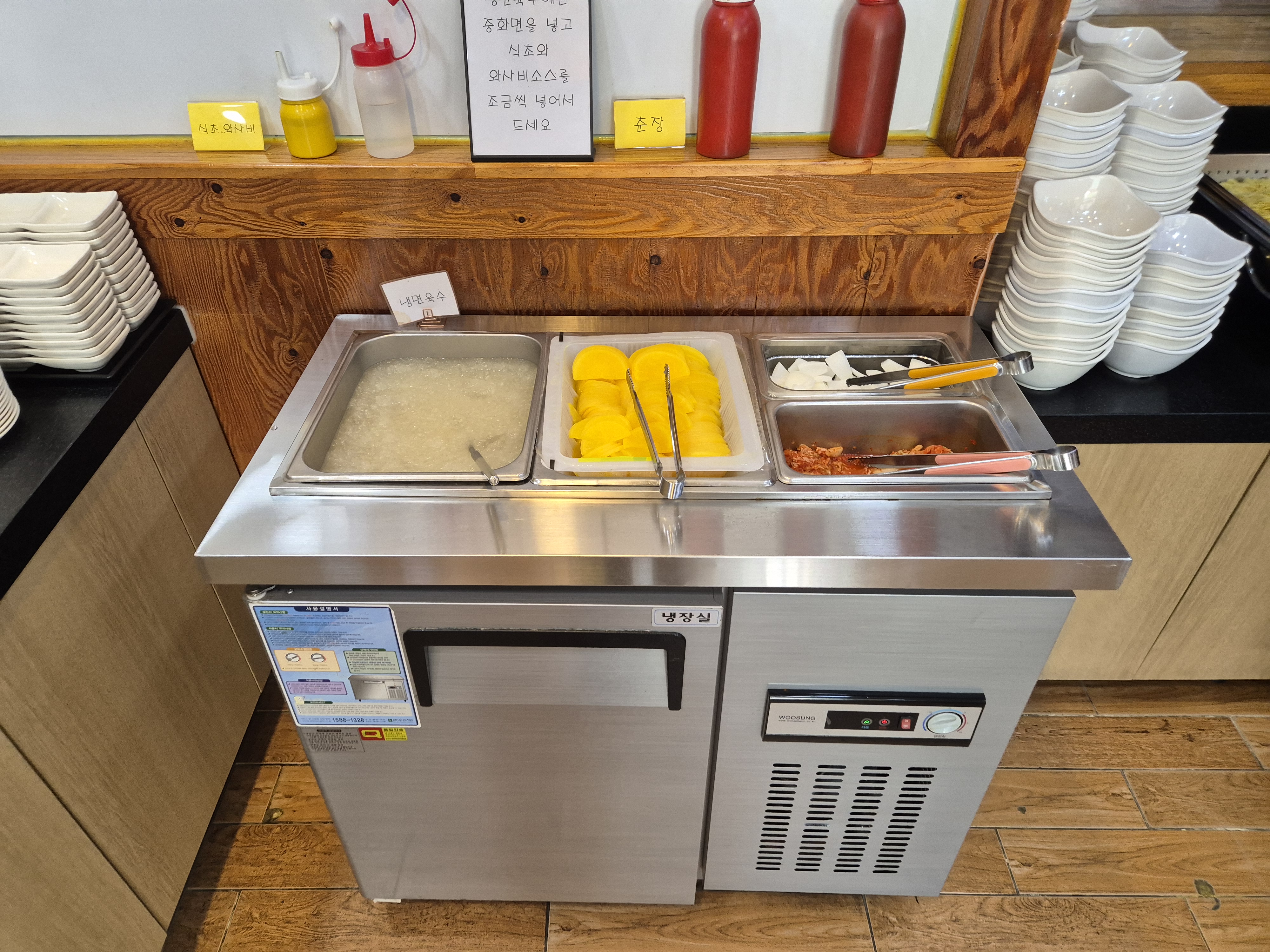 대전 무한리필 짬뽕차이나 음식 냉면과 단무지, 양파, 배추김치